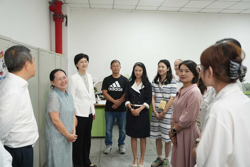 王晓晖施小琳看望慰问教师向全省广大教师和教育工作者致以节日祝福和诚挚问候「相关图片」 王晓晖施小琳看望慰问教师向全省广大教师和教育工作者致以节日祝福和诚挚问候「相关图片」