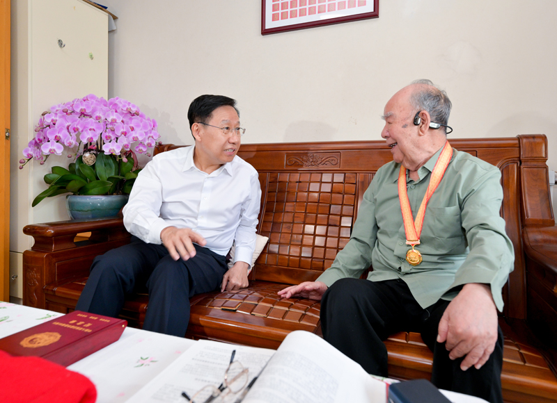王晓晖施小琳于立军走访慰问参加过抗战的老战士老同志并颁发“中国人民抗日战争胜利80周年”纪念章「相关图片」