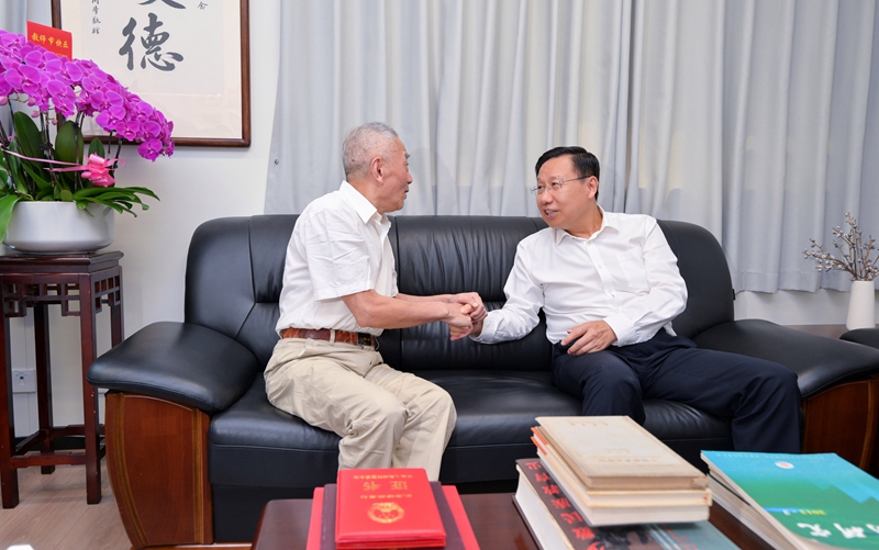 王晓晖施小琳看望慰问教师 向全省广大教师和教育工作者致以节日祝贺和诚挚问候「相关图片」