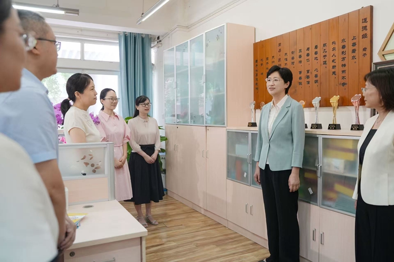 王晓晖施小琳看望慰问教师 向全省广大教师和教育工作者致以节日祝贺和诚挚问候「相关图片」