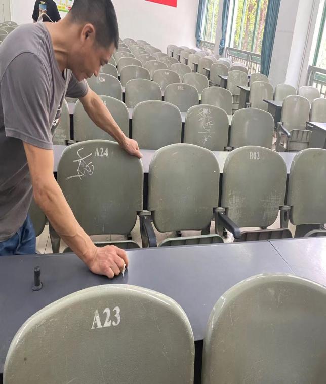 教室桌椅普查维修4